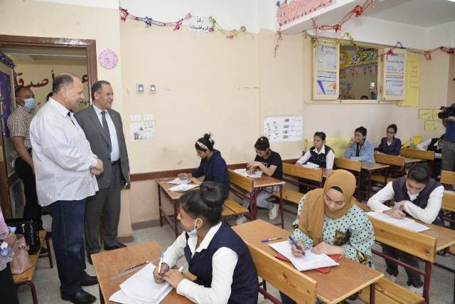 محافظ أسيوط يتفقد لجان امتحانات الدبلومات الفنية بمدارس الثانوية الميكانيكية والجهاد الابتدائية |صور