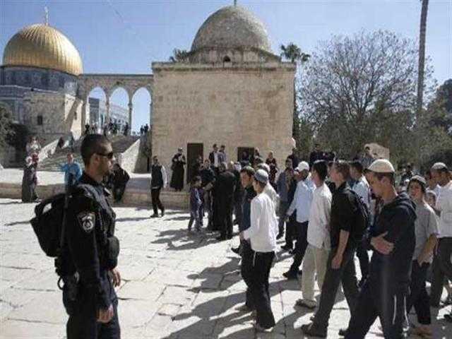 مستوطنون يعتدون على سيدة مقدسية ويحاولون اقتحام المحال التجارية