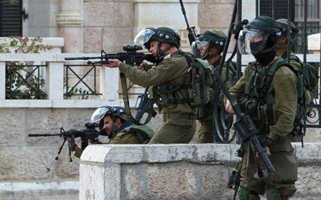 قوات الاحتلال تطلق الرصاص الحي وقنابل الغاز المسيل للدموع بكثافة على الفلسطينيين