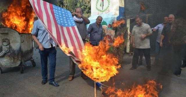 لبنان: إحراق العلمين الأمريكي والإسرائيلي تضامنا مع فلسطين بصيدا