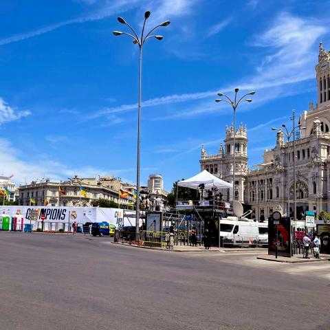 ساحة ”سيبيليس” تتزين لاستقبال ريال مدريد بطل أوروبا 2022