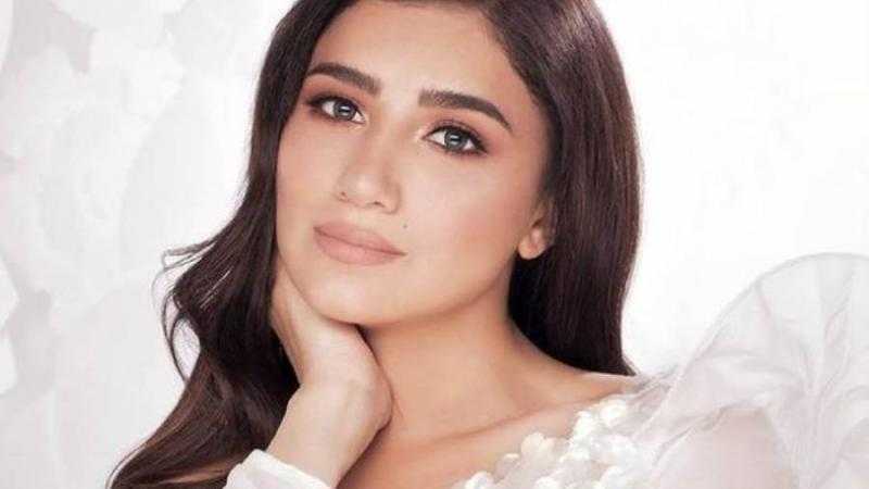 بـ الفوشيا .. مي عمر تحتفل بـ عيد ميلادها عل طريقتها