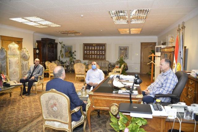 محافظ أسيوط يبحث التوسع في توصيل خطوط الغاز بالقرى ومحطات الوقود | صور