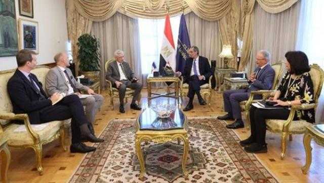 وزير الاتصالات يبحث مع سفير فرنسا بالقاهرة التوسع فى الاستثمارات الفرنسية