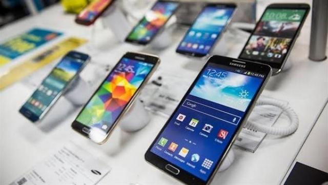 «الاتصالات» تكشف أسباب زيادة أسعار الموبايلات في مصر عن العالم بنسبة 60%