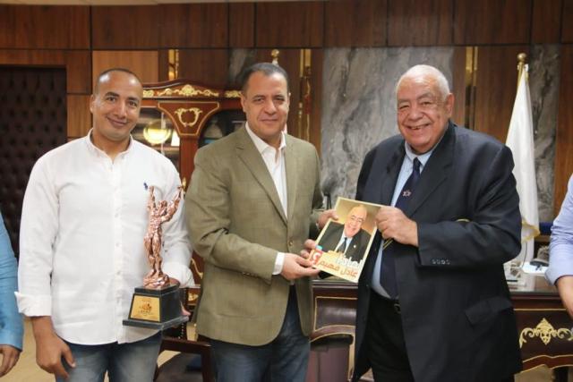 اتحاد كمال الأجسام يهدي درع الاتحاد للمحافظ ونائب رئيس جامعة أسيوط / صور