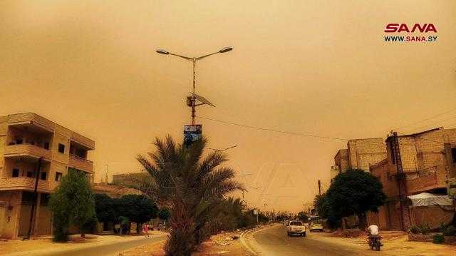 العاصفة الترابية تصل ريف حماة الشرقي في سوريا