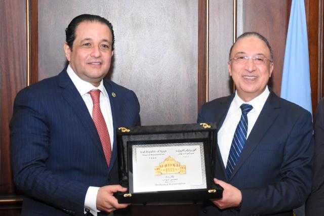 ”الشريف” يهدي درع محافظة الإسكندرية لوفد نقل ومواصلات النواب ويثني على أداء اللجنة