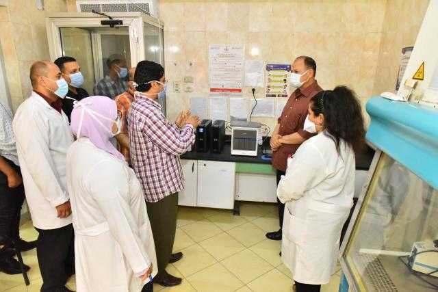 محافظ أسيوط يتفقد تطوير مستشفى الصدر ويتابع العمل بالأقسام ومعامل مديرية الصحة