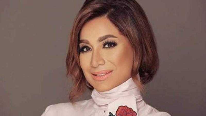 بسمة وهبة تسير على خطى أحلام الشامسي وتطل بالريش المرصع بحبات اللؤلؤ