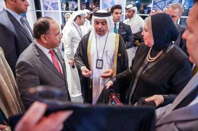 وزير المالية القطري يشيد بجودة المنتجات والتصميمات التى تعكس الهوية المصرية