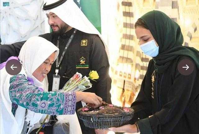 السعودية تستقبل أول أفواج حجاج بيت الله الحرام من خارج المملكة بالورود والتمور
