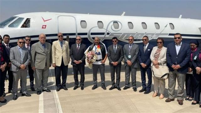 عرض للبطل محمود عبدالحميد خلال شد طائرة ركاب بأسنانه.. صور