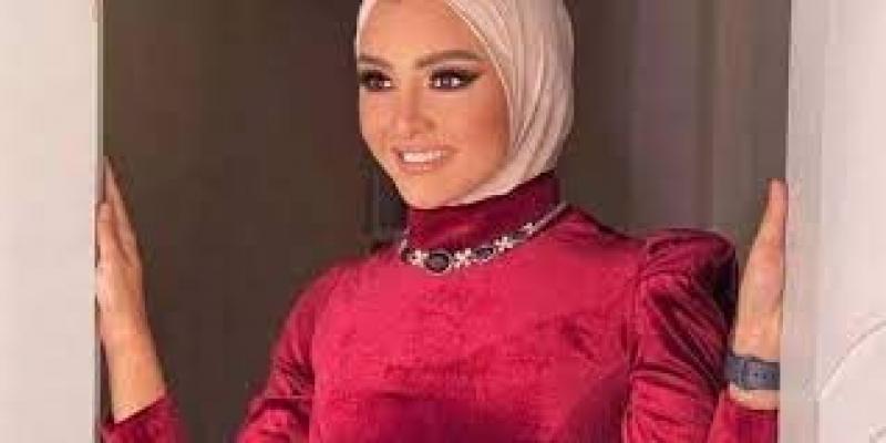 بعد فيديو الكعبة المثير للجدل.. رد هلا رشدي وطلب حنان ترك منها