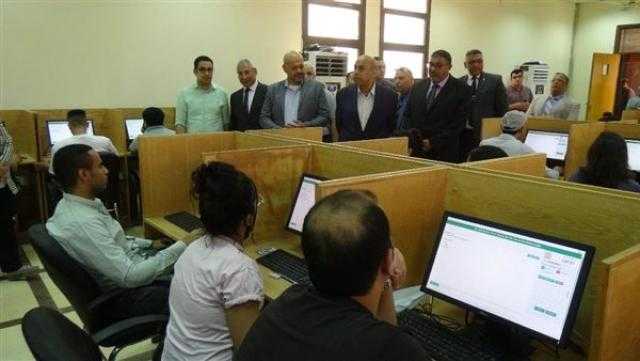 رئيس جامعة المنيا يتابع الاختبارات الإلكترونية بكلية الحاسبات والمعلومات