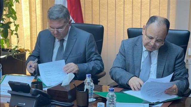 وزيرا المالية وقطاع الأعمال يوقعان بروتوكولا لتسوية مديونيات «الضرائب»