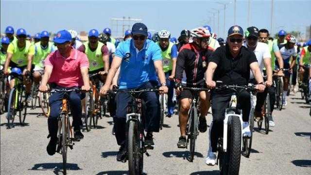 وزير الرياضة يقود ماراثون للدراجات بمشاركة 500 شاب وفتاة في بورسعيد