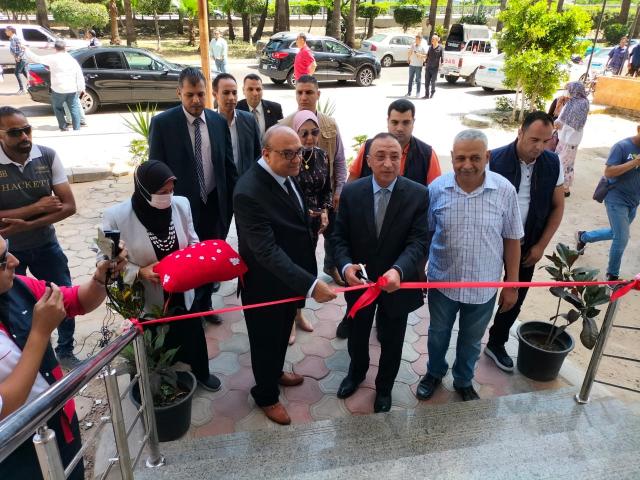 محافظ الإسكندرية يفتتح مركز خدمات تموين باب شرق المطور | صور