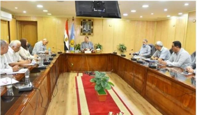محافظ أسيوط يوجه باستمرار الحصر الميداني لزراعات القمح