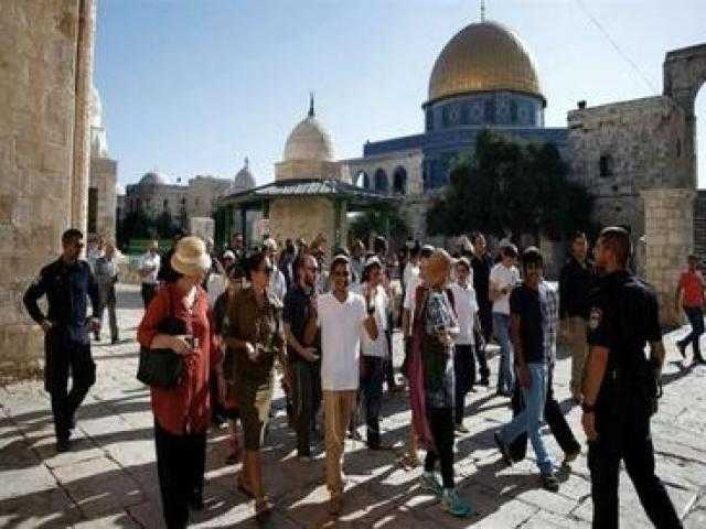 عشرات المستوطنين يقتحمون المسجد الأقصى بحماية الاحتلال الإسرائيلي