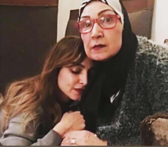 الفنانة روجينا ووالدتها