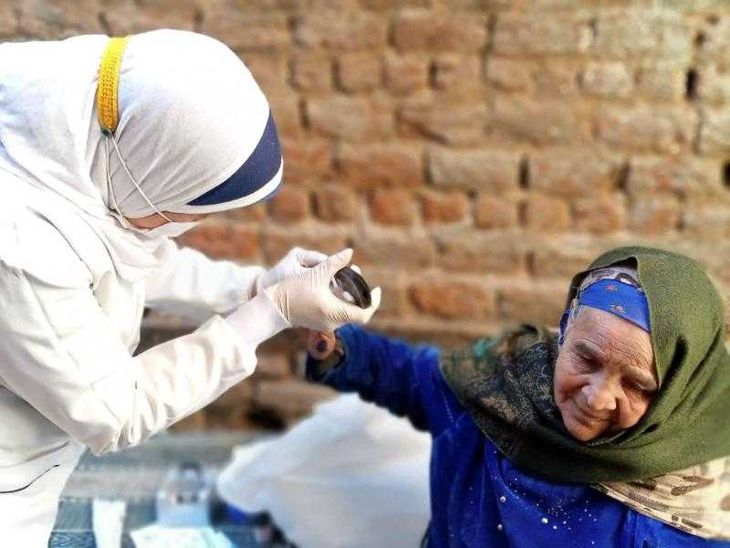 تطعيم 18 ألفا و300 مواطن بلقاح كورونا في اليوم الأول لحملة طرق الأبواب بسوهاج