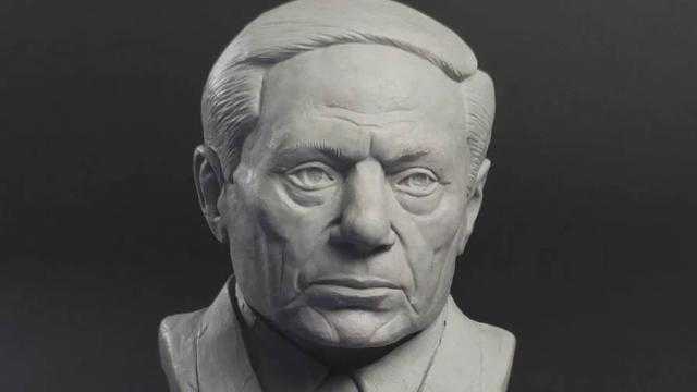 بعد شائعات مرضه.. نجل الفنان محمد محمود ينحت تمثال للزعيم عادل إمام