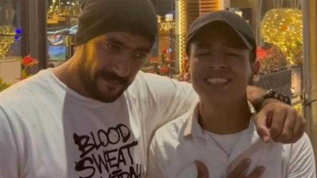 على خطى تامر حسني.. أحمد العوضي يستجيب لطلب أحد الجمهور