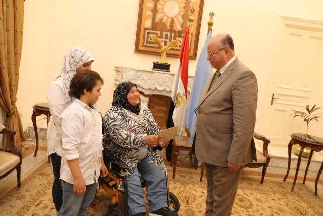 محافظ القاهرة يسلم كشكًا مجهزًا لسيدة من ذوي الاحتياجات الخاصة