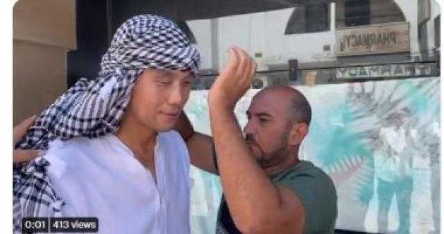 شاهد سفير كوريا الجنوبية يرتدى ”الشال” السيناوى خلال زيارته لجنوب سيناء