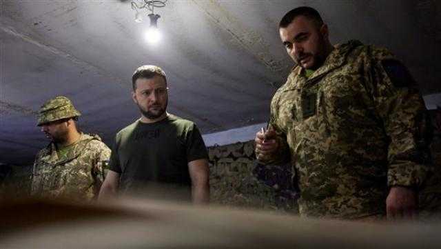 زيلينسكي يزور الجبهة الجنوبية مع احتدام القتال في دونباس شرقا