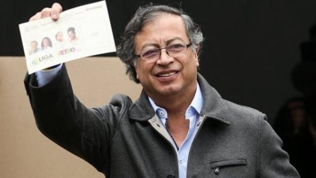 مرشح اليسار يفوز في سباق الانتخابات الرئاسية الكولومبية بفارق 700 ألف صوت