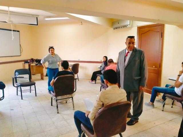 نائب رئيس جامعة الأقصر يتابع سير امتحانات نهاية العام بالكليات | صور