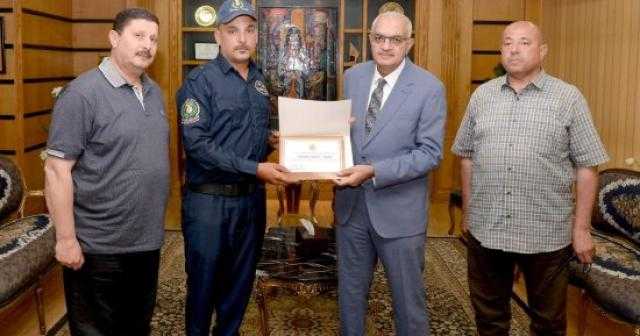 رئيس جامعة المنصورة يكرم فرد أمن حاول إنقاذ نيرة أشرف