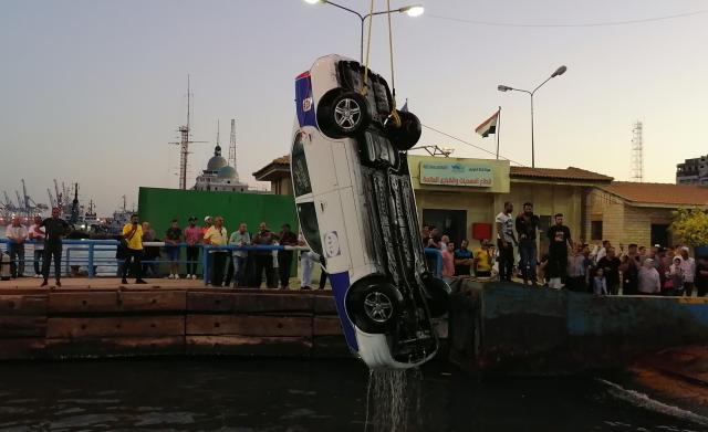 انتشال السيارة الغارقة بمرسى بورسعيد للمعديات وإنقاذ سائقها.. صور