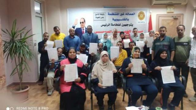القوى العاملة بالقليوبية: تسليم 152 وثيقة تأمين للعمالة غير المنتظمة
