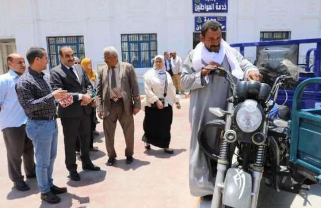 سكرتير عام المنيا يسلم عددا من التروسيكلات للأسر الأولى بالرعاية