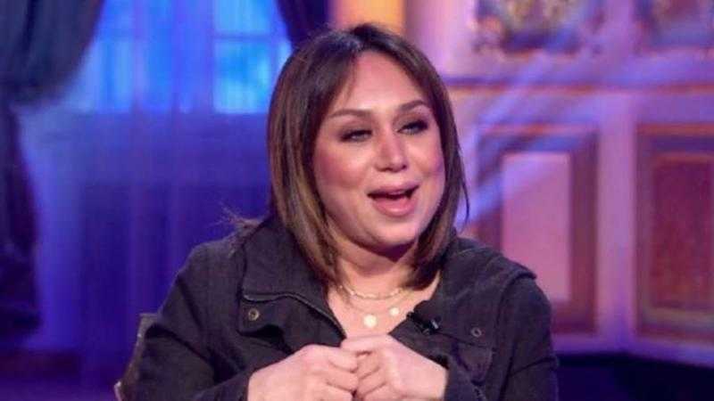 إنجي علي تخطف الأنظار بإطلالة ملفته على البحر