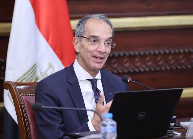 وزير الاتصالات يهنئ العاملين بالوزارة بمناسبة اليوم العالمي للخدمة العامة