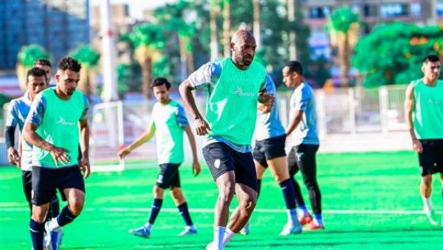 لاعبو الزمالك يؤدون مرانا قويا على ملعب عبداللطيف أبو رجيلة