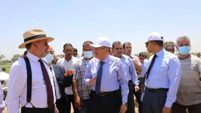 محافظ المنيا والسفير الإيطالي يتفقدان تطوير ترعة «حافظ» بأبوقرقاص