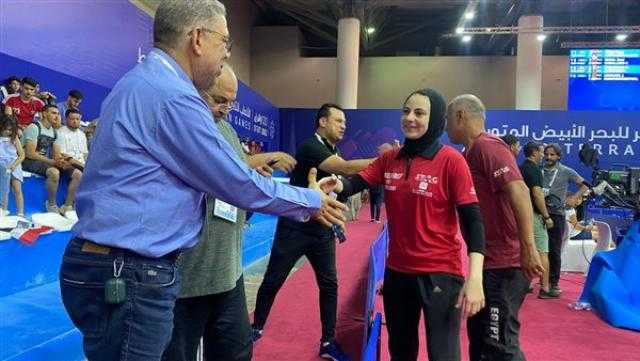 رئيس الأولمبية يسلم سيدات منتخب تنس الطاولة الميدالية الذهبية