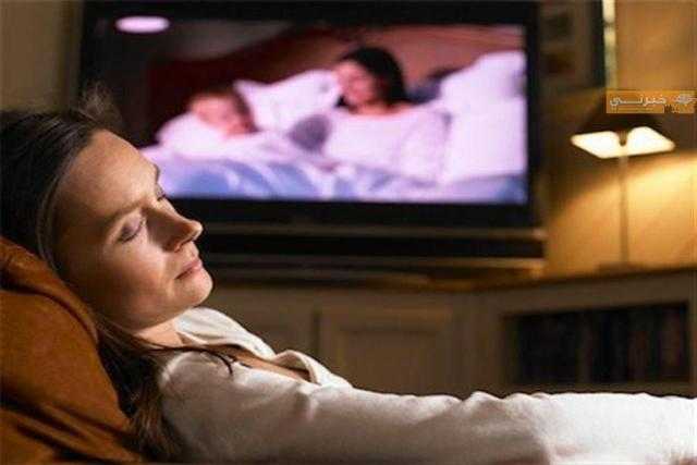 دراسة تحذر: النوم على ضوء التلفزيون يهدد حياتك