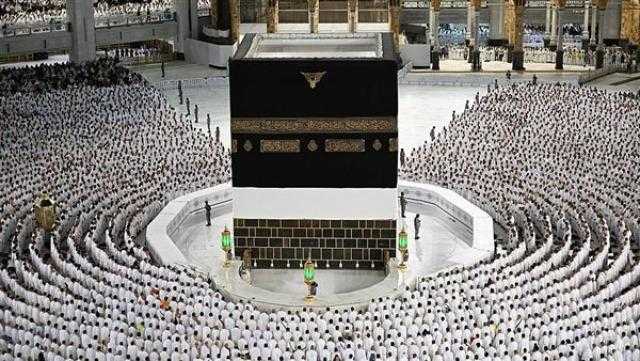 مئات الآلاف من الحجاج يؤدون صلاة الجمعة بالحرم المكي الشريف