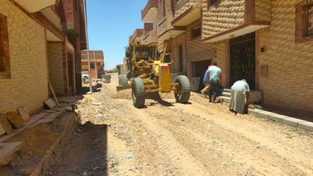 استمرار أعمال تطوير ورفع كفاءة الطرق بمدينة رأس غارب