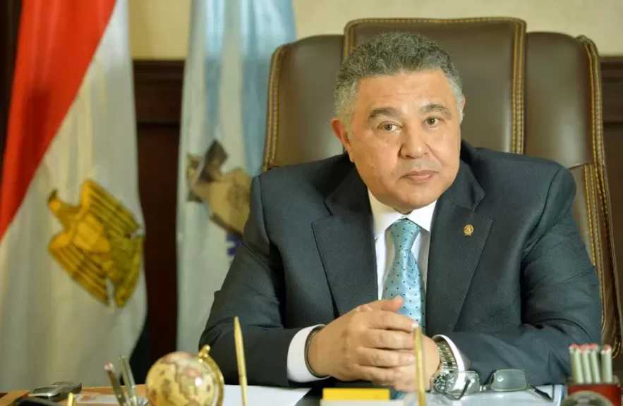 إجراءات قانونية و​غرامة 100 ألف جنيه لسيارة تلقي مخلفات بالبحر الأحمر