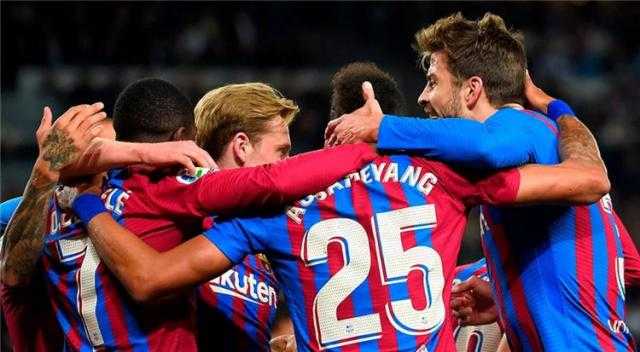 برشلونة يعلن رحيل ثنائي الفريق الأول