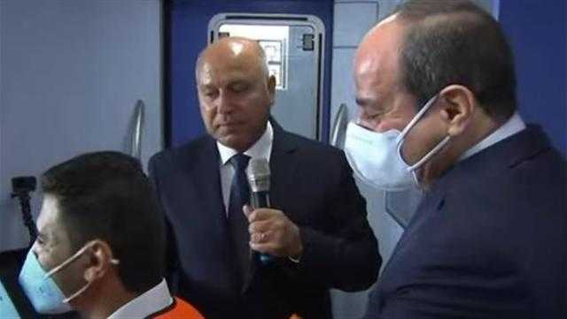«بتدخن؟».. الرئيس السيسي يداعب سائق القطار الكهربائي