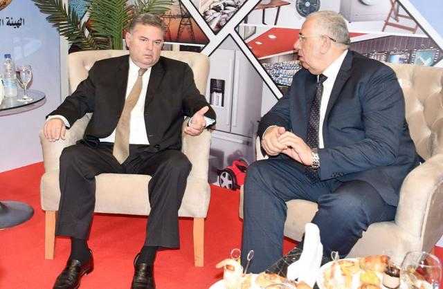 وزيرا قطاع الأعمال والزراعة يتفقدان جناح «الأهرام» في معرض «صناعة بلدنا»