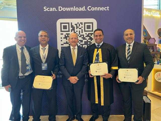 تخريج 3 من القيادات الشابة في بنك قناة السويس من برنامج إعداد قيادات المستقبل